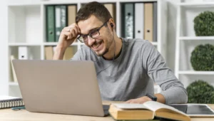 hombre con laptop